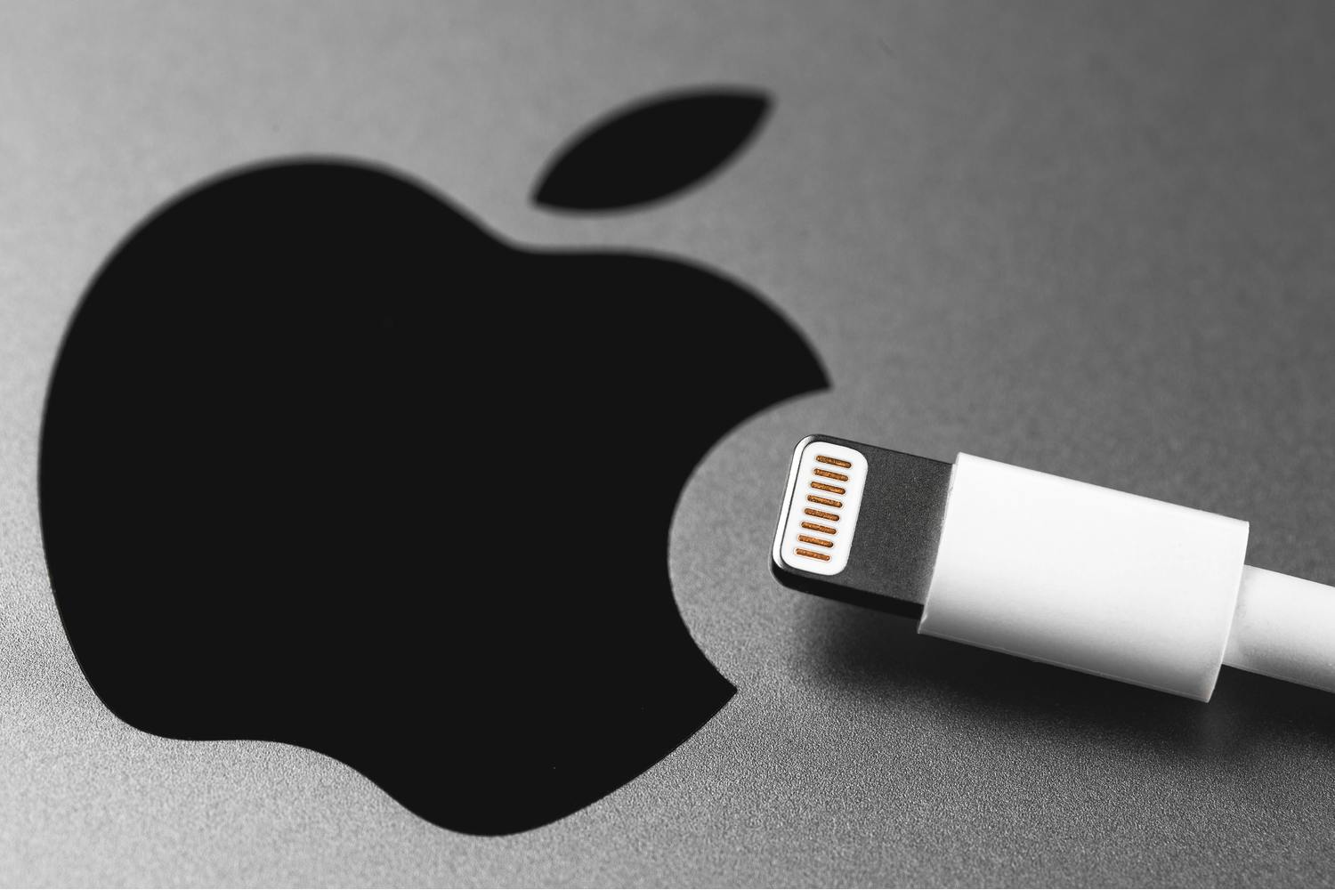 EU kieltää Lightning-kaapelin käytön ja tekee USB-C-kaapeleista standardin – myös Applelle. EU kieltää Lightning-kaapelin käytön ja tekee USB-C-kaapeleista standardin – myös Applelle.